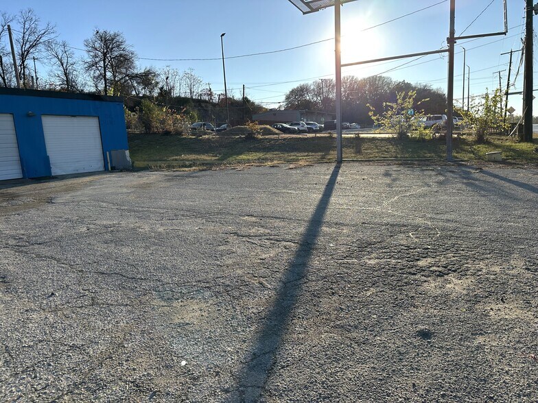 More Photos Of 2320 E Berry St, Fort Worth Flex For Sale