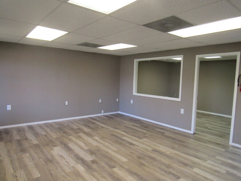 More Photos Of 1802 N Center St, Bonham Office For Sale
