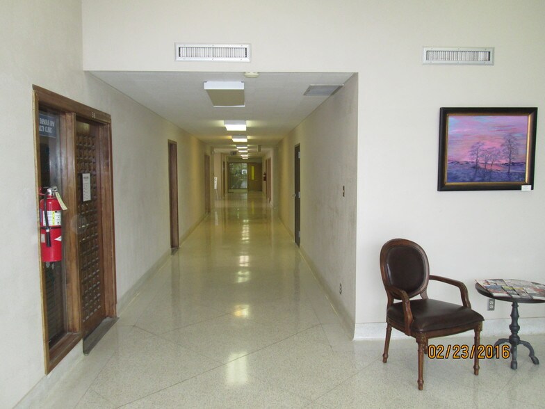 More Photos Of 812 W 8th St, Plainview Office For Sale