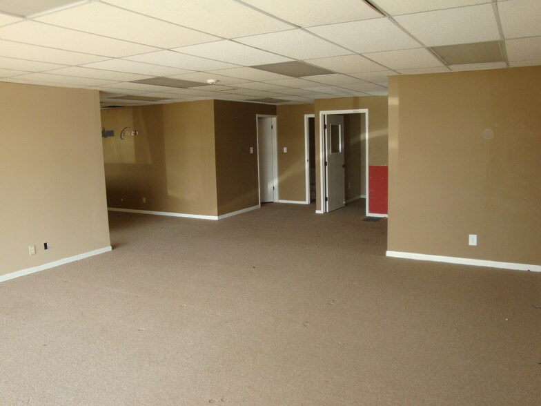 More Photos Of 8421 University Ave, Clive Office Residential For Lease