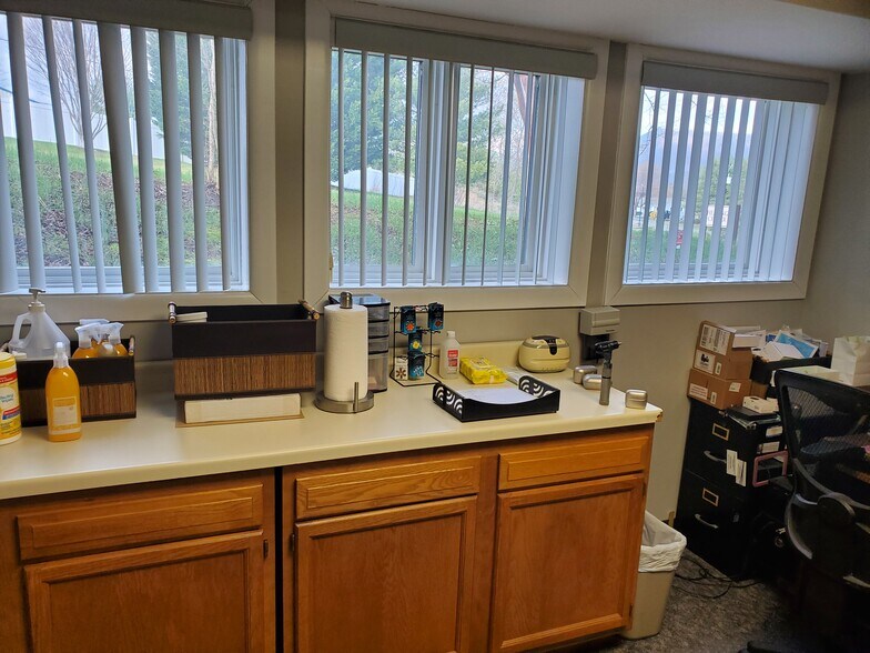 More Photos Of 7857 Enon Dr, Hollins Medical For Sale