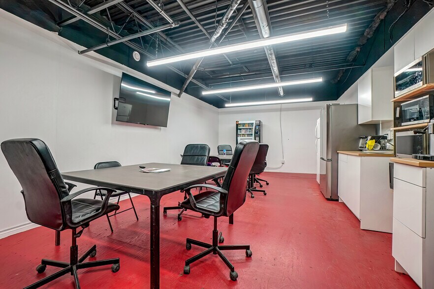 More Photos Of 1390 Rue Newton, Boucherville Flex For Lease