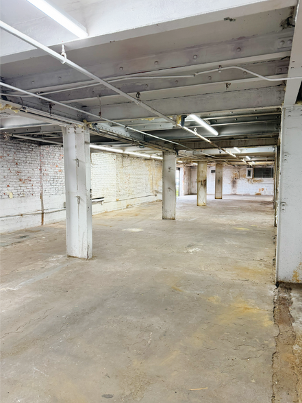 More Photos Of 51-18 Grand Ave, Maspeth Warehouse For Lease
