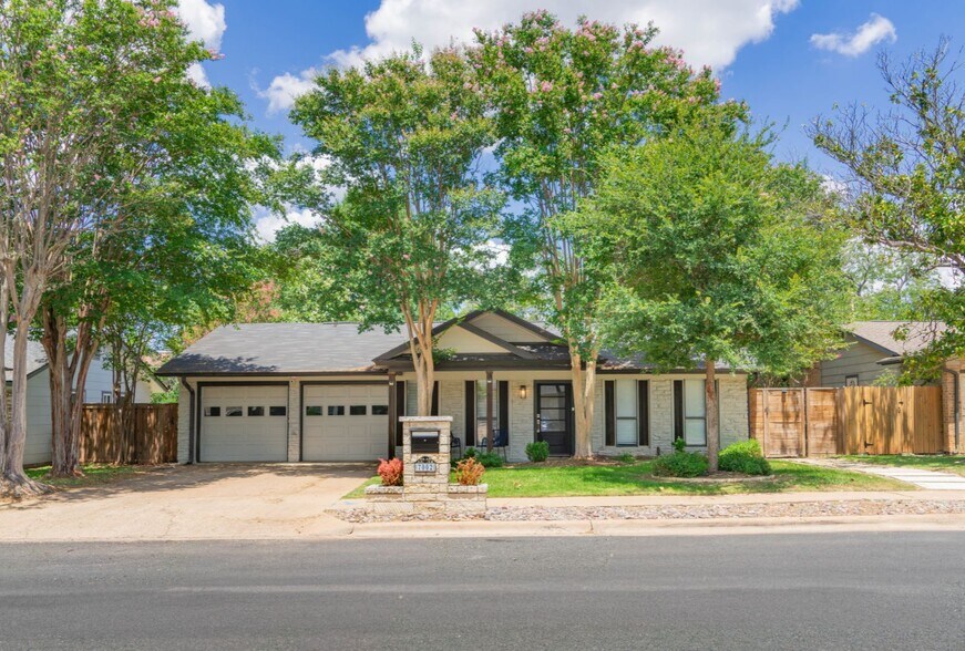 More Photos Of 7002 Whispering Oaks Dr, Austin Specialty For Sale