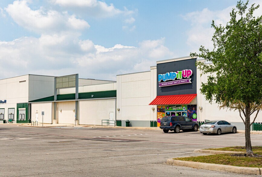 More Photos Of 2515 SE Military Dr, San Antonio General Retail For Sale