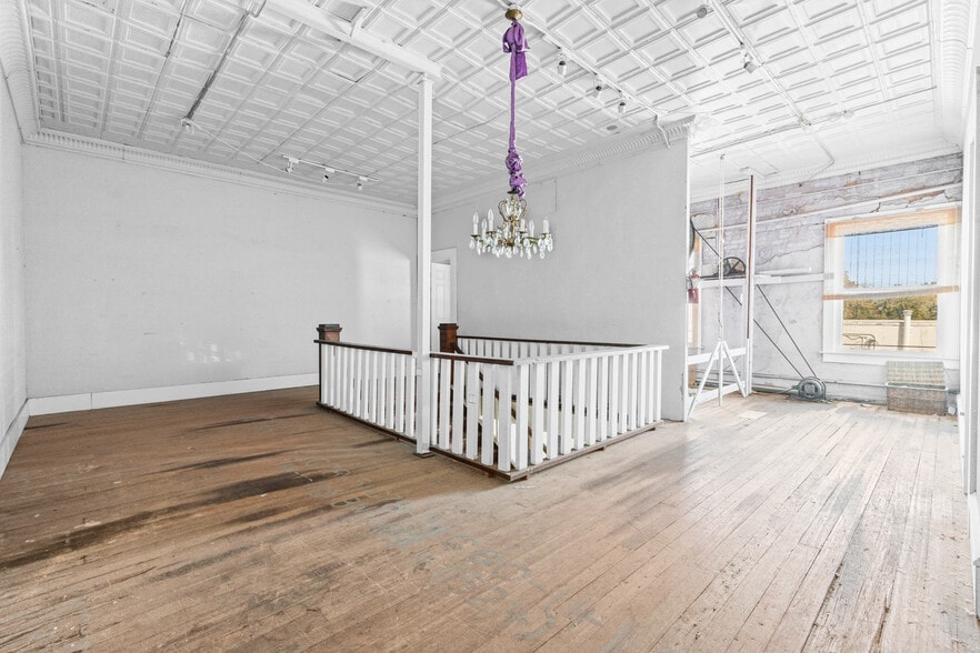 More Photos Of 207 E Elm St, Hillsboro Storefront Retail Residential For Sale