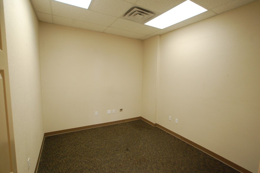 More Photos Of 6101 43rd St, Lubbock Storefront For Lease