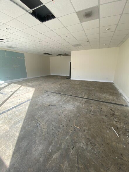 More Photos Of 5805-5809 Merriam Dr, Merriam Showroom For Lease