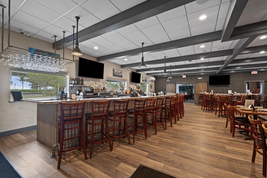 More Photos Of 514 NW Dixie Hwy, Stuart General Retail For Sale