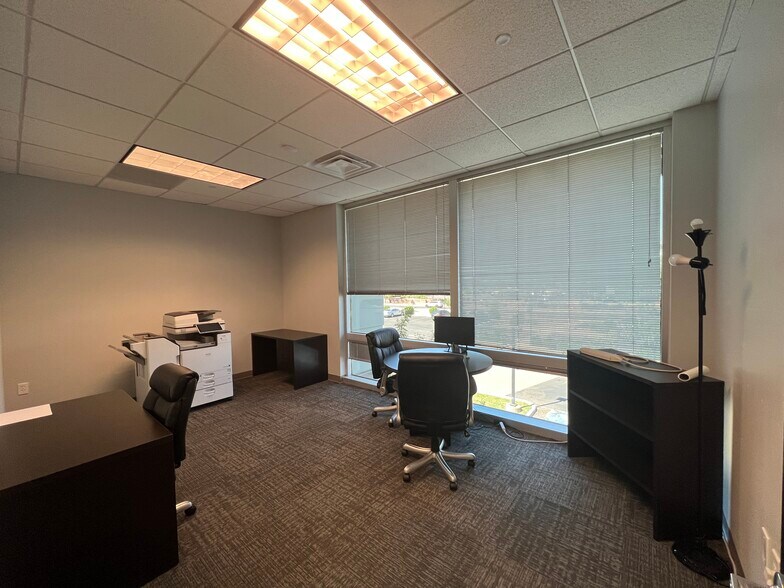 More Photos Of 5701 W Talavi Blvd, Glendale Office For Lease