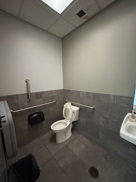 More Photos Of 1095 Woodstock Rd, Roswell Medical For Lease
