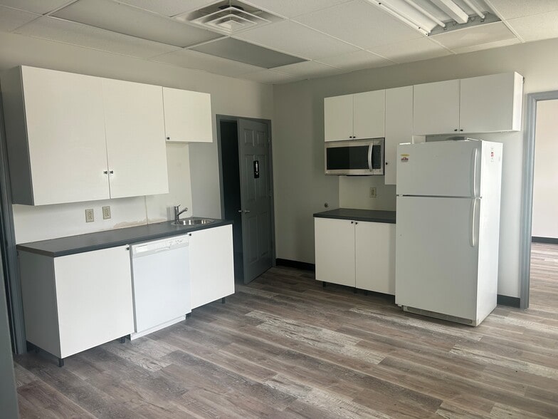 More Photos Of 121 Harris St, Madison Office For Sale