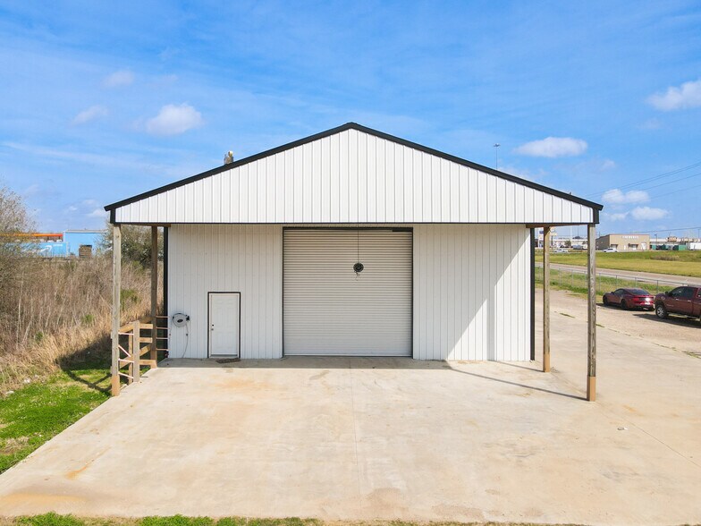 More Photos Of 201 Lexington Dr, Rayne Industrial For Sale