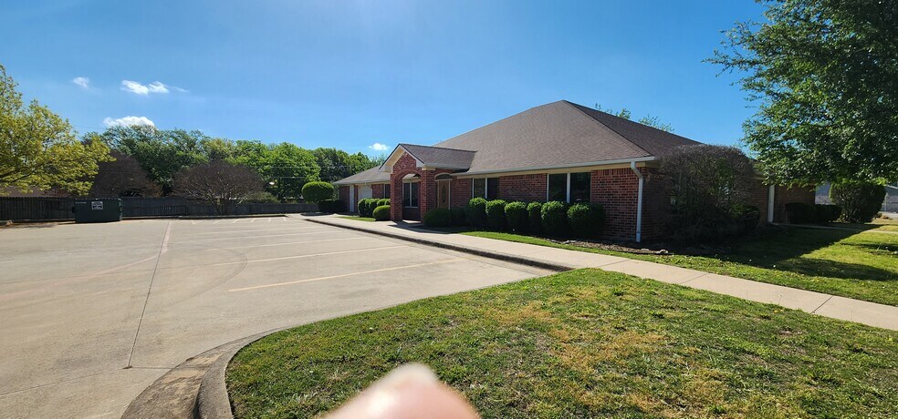 More Photos Of 1156 N Bonnie Brae St, Denton Medical For Sale