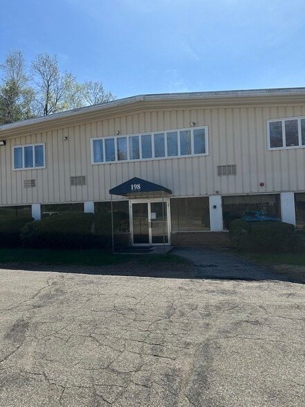 More Photos Of 198 Londonderry Tpke, Hooksett Light Distribution For Lease