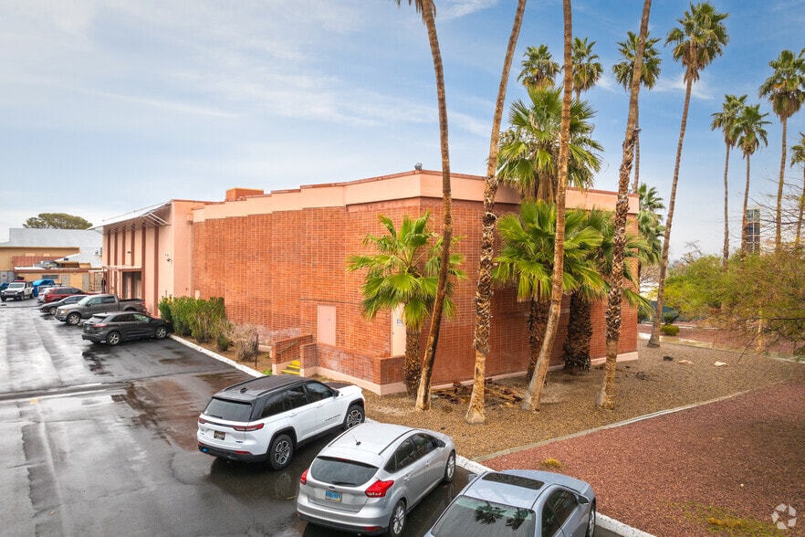More Photos Of 1600 E Oakey Blvd, Las Vegas Schools For Sale