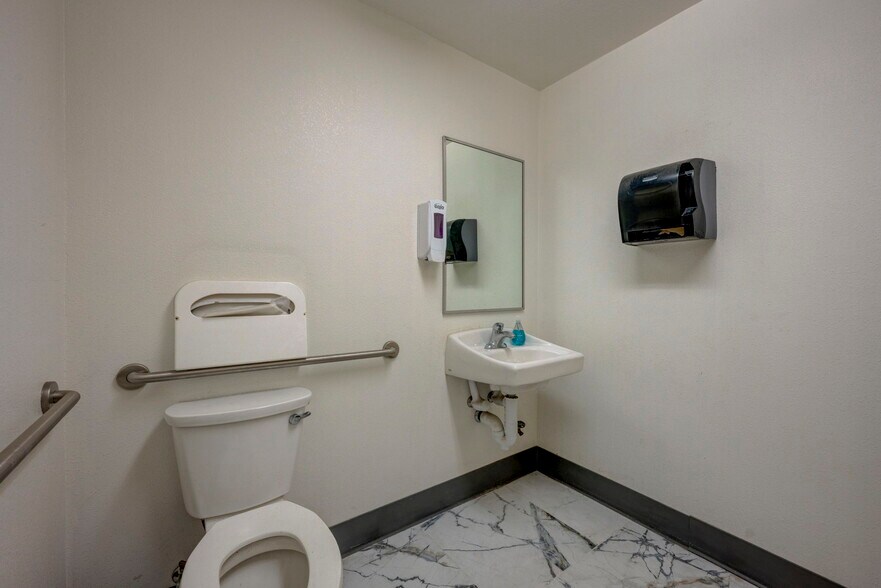 More Photos Of 575-585 Reactor Way, Reno Distribution For Lease