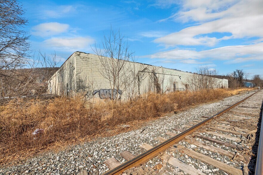 More Photos Of 110 Industrial Rd, New Windsor Township Warehouse For Lease
