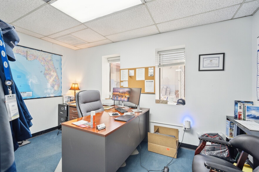 More Photos Of 2710 S Combee Rd, Lakeland Warehouse For Lease