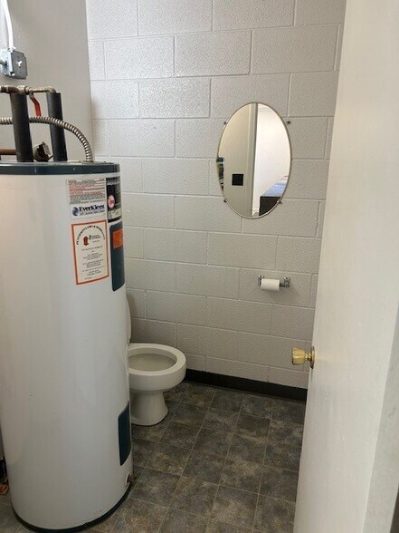 More Photos Of 685 Industrial Blvd, Delta Warehouse For Lease