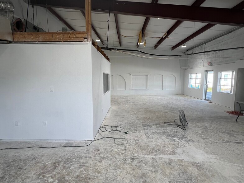 More Photos Of 1312 Market Cir, Port Charlotte Showroom For Lease