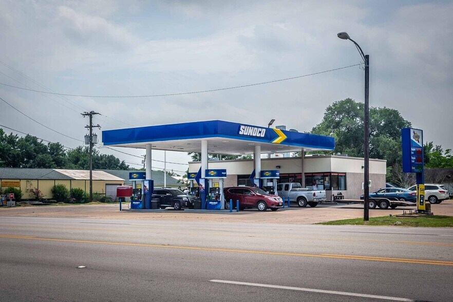 More Photos Of 45 Austin St, Hempstead Service Station For Sale