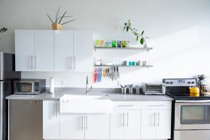 More Photos Of 2335 SE 50th Ave, Portland Light Distribution For Lease