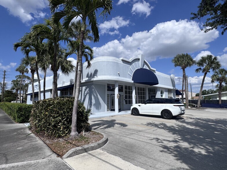 More Photos Of 2030 Bee Ridge Rd, Sarasota Office Residential For Sale