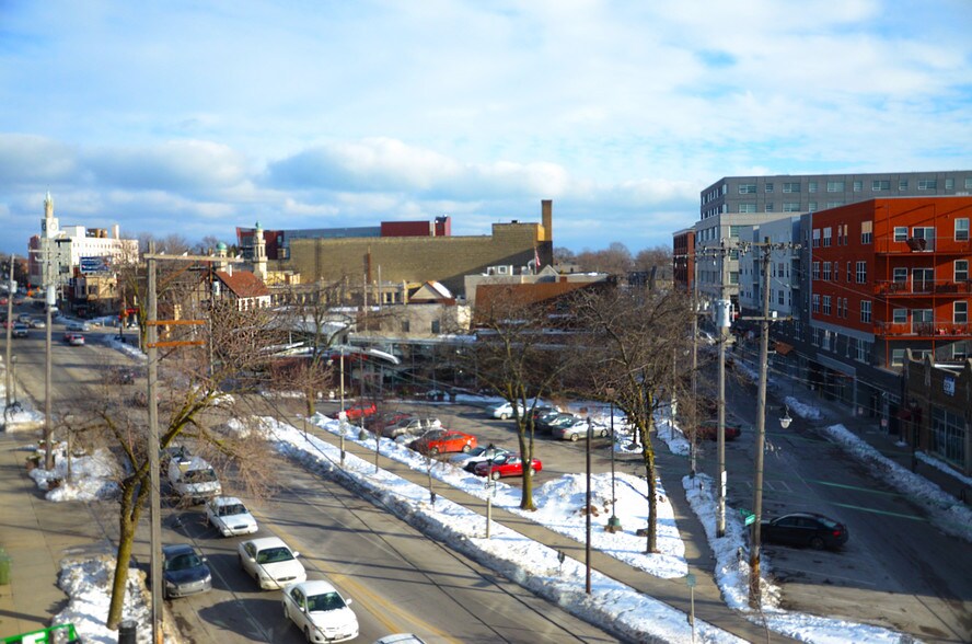 More Photos Of 2310 N Oakland Ave, Milwaukee Apartments For Lease