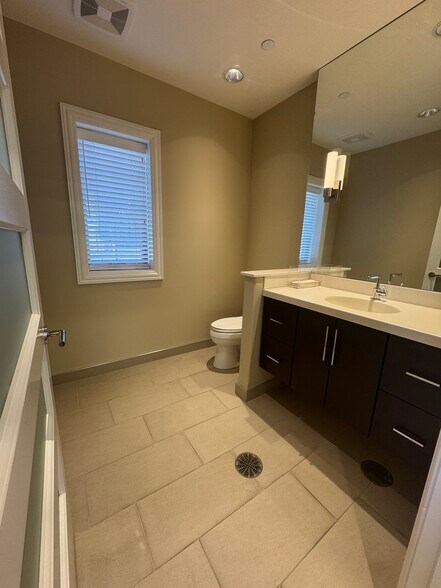 More Photos Of 2256 Ferry Rd, Naperville Flex For Sale