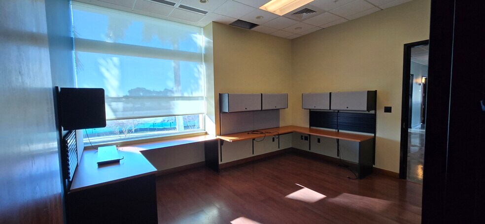 More Photos Of 990 9th St N, Naples Medical For Lease