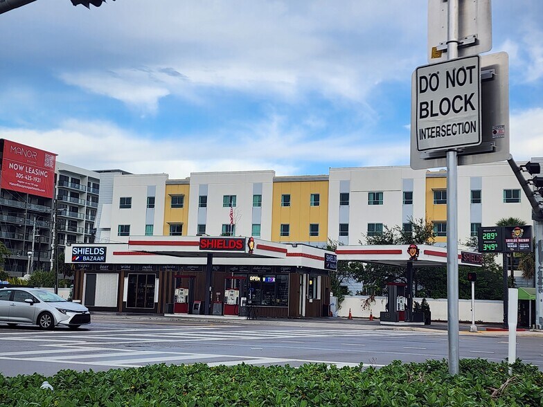 More Photos Of 12500 Biscayne Blvd, North Miami General Retail For Lease