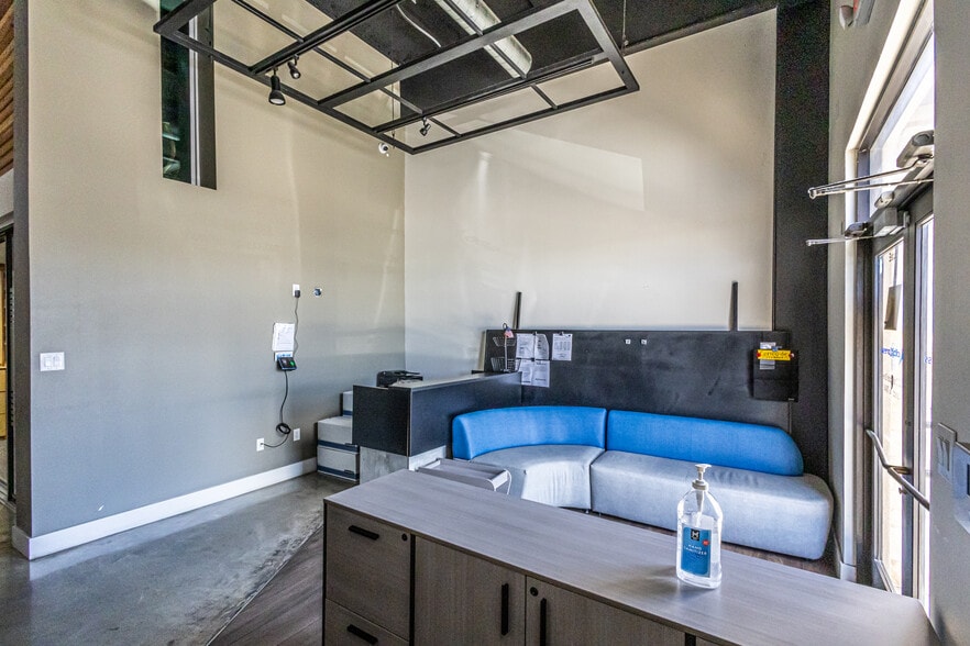 More Photos Of 302 Crossroads Loop, Laredo Office For Lease