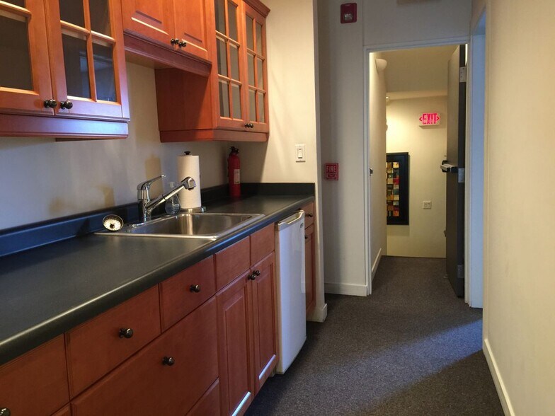 More Photos Of 1815-1819 E Carson St, Pittsburgh Storefront Retail Office For Lease