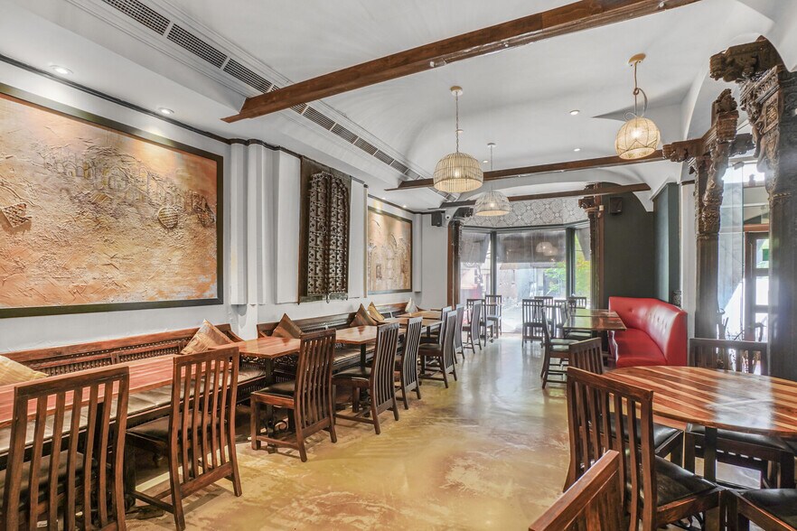 More Photos Of 1450 Rue Crescent, Montréal Restaurant For Lease