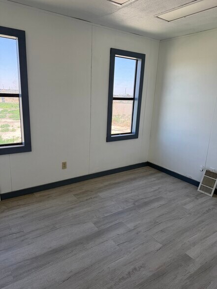 More Photos Of 463 Blackbird Dr, Pecos Industrial For Lease