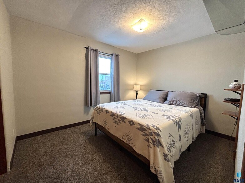 More Photos Of 118 N Broadway Ave, Miller General Retail For Sale