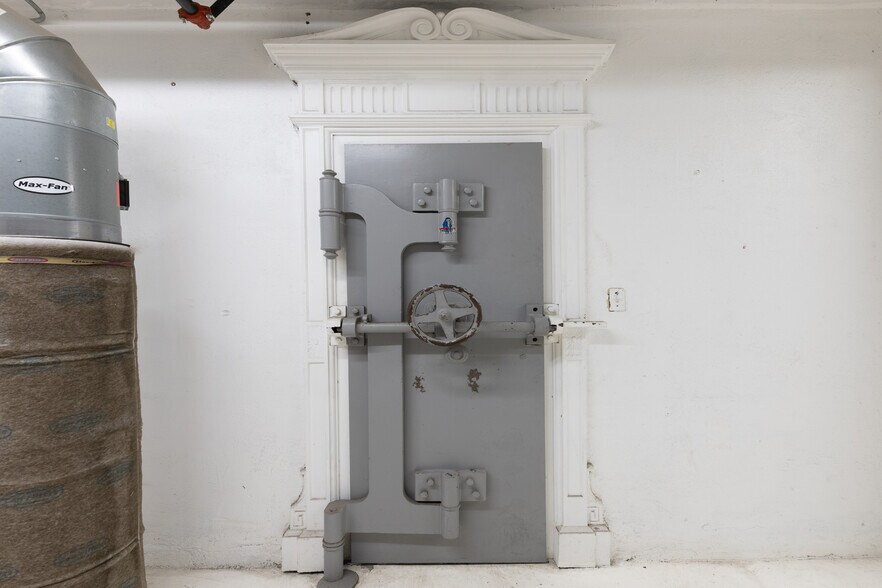 More Photos Of 197 E Jefferson Blvd, Los Angeles Warehouse For Sale