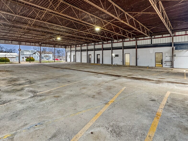 More Photos Of 313 Franklin Ave, Union Light Distribution For Sale