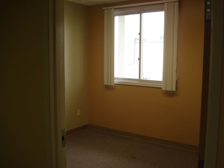 More Photos Of 113 W Northern Lights Blvd, Anchorage Unknown For Lease