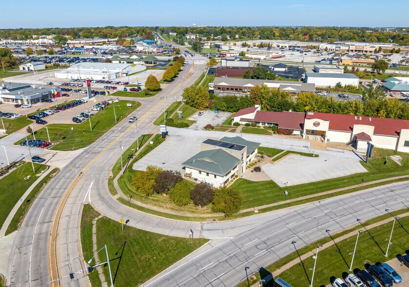 More Photos Of 3709 N Harrison St, Davenport Office For Sale