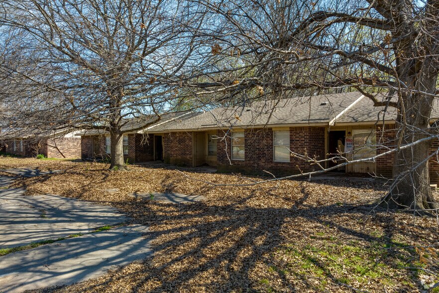 More Photos Of 100 W. Oak St., Webbers Falls Apartments For Sale