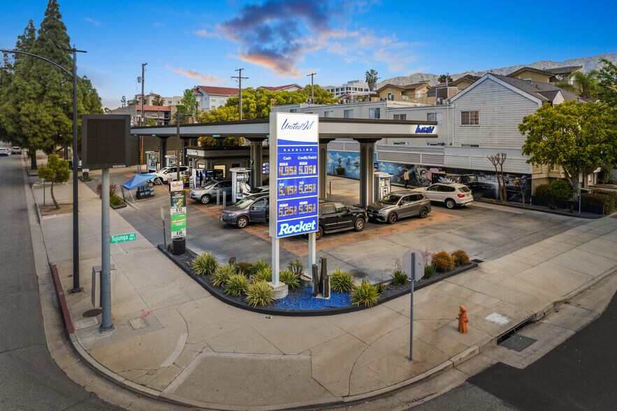 Primary Photo Of 250 S Glenoaks Blvd, Burbank Service Station For Sale