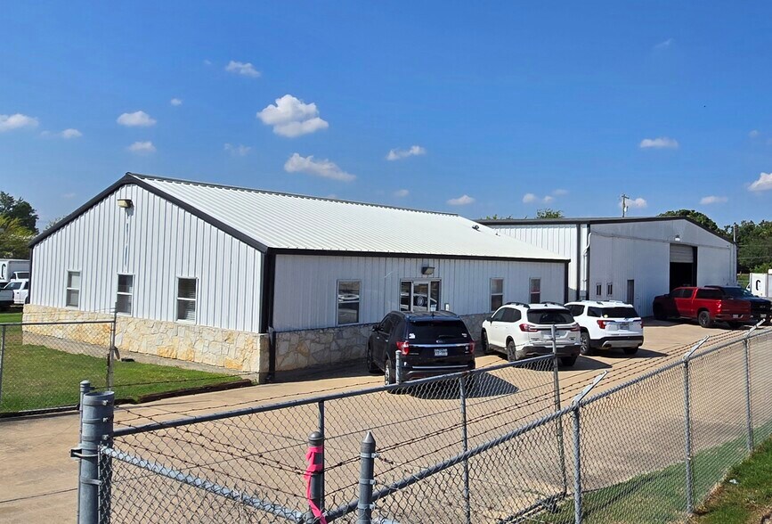Primary Photo Of 103 Tradesmen Dr, Hutto Warehouse For Sale