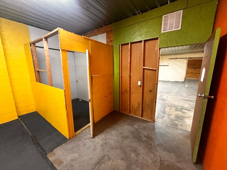 More Photos Of 522A S Main St, Broadway Flex For Sale