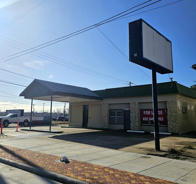 More Photos Of 501 W Texas Ave, Baytown Storefront Retail Office For Lease