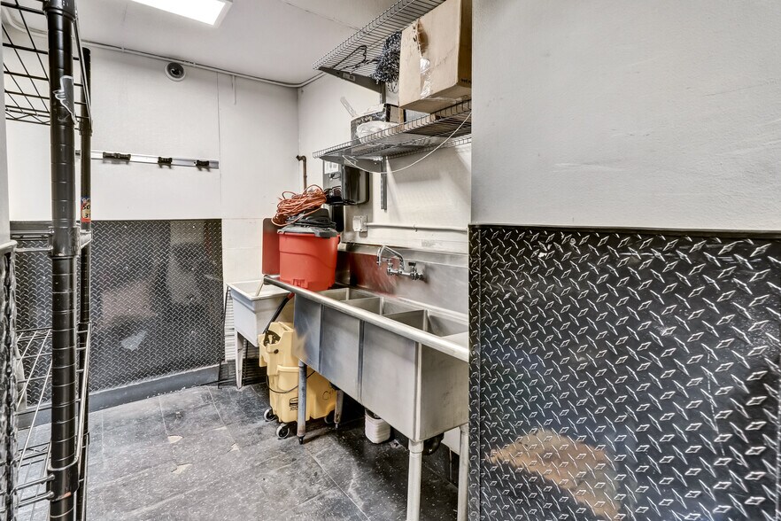 More Photos Of 3715 International Blvd, Oakland Convenience Store For Sale