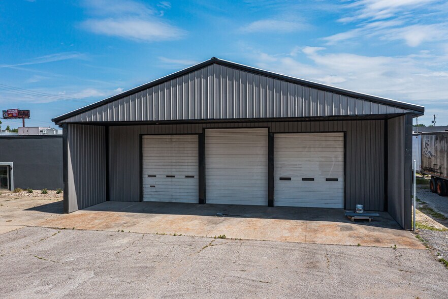 More Photos Of 1301 Fabricon Blvd, Jeffersonville Light Manufacturing For Lease