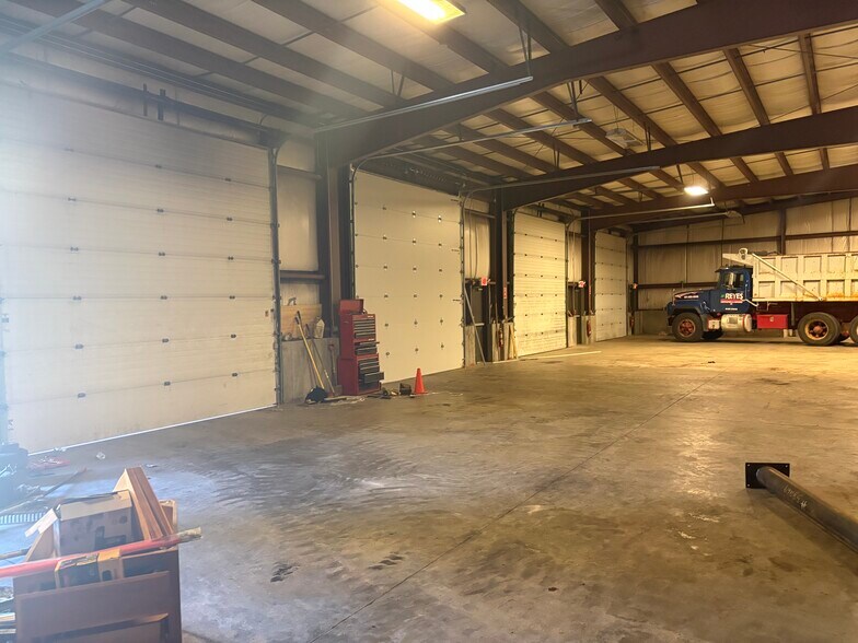 More Photos Of 27 Appian Way, Smithfield Warehouse For Lease
