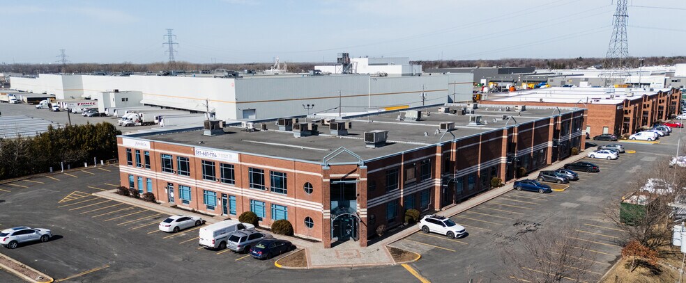 More Photos Of 25 Rue de Lauzon, Boucherville Light Distribution For Lease